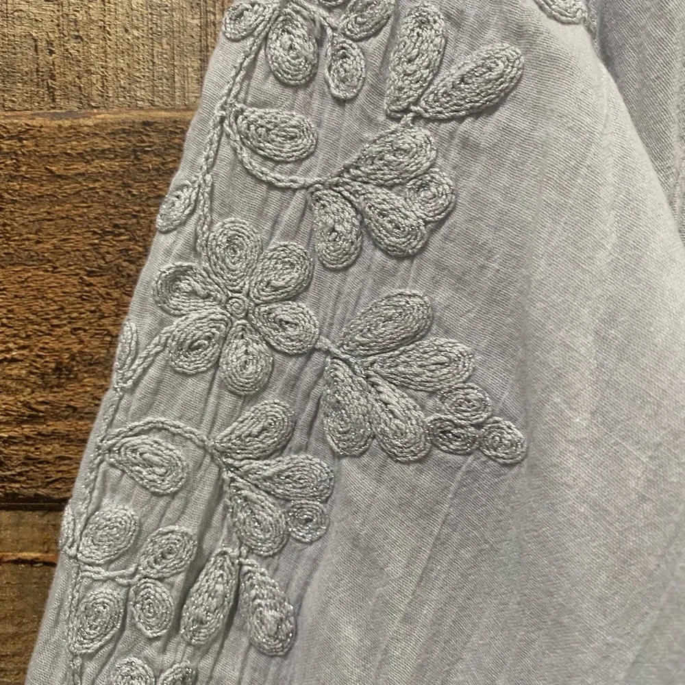 Lucky Brand Embroidered Gray Peasant Top Size Medium - Picture 2 of 6